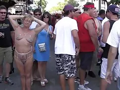 Mujer asiática delga ...