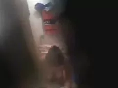 El chico le da un ma ...