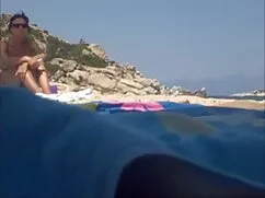 La chica acompaña a  ...