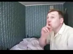 Una rubia esbelta ba ...