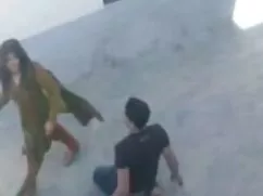 Trajo a un chico muj ...